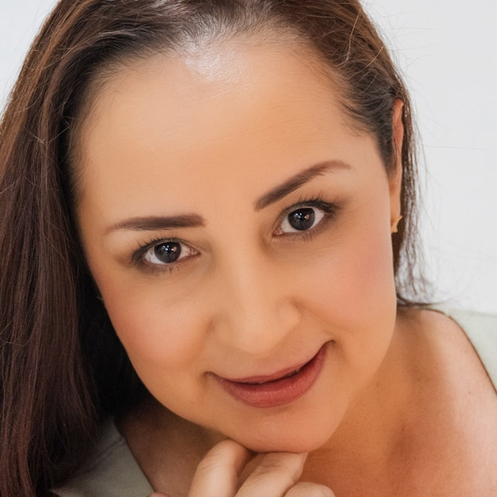 Latino woman wearing Demure brown mascara.